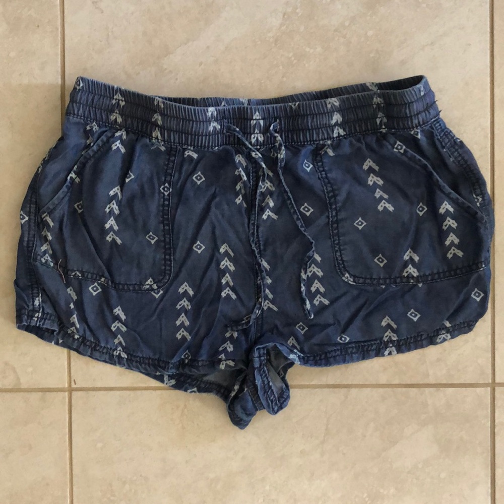 loose s dark blue short with white arrow design